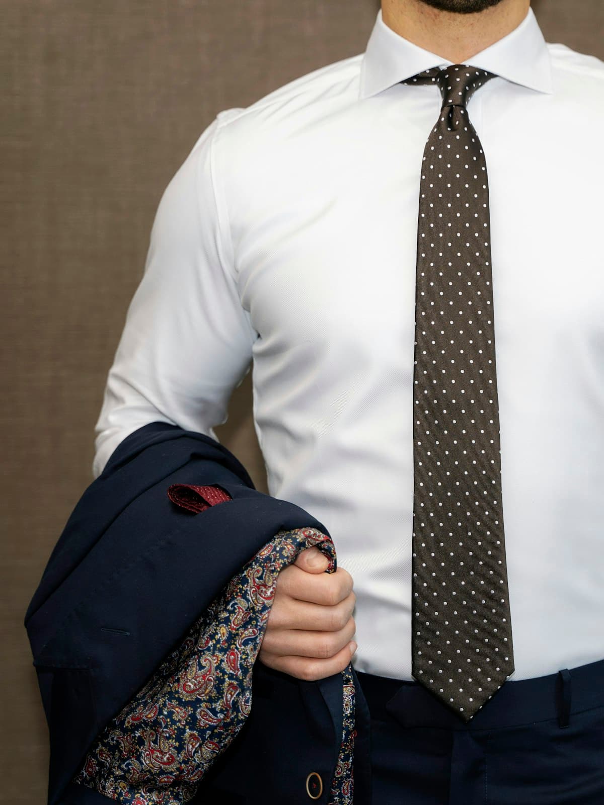 Model wearing a white poplin dress shirt with a patterned tie